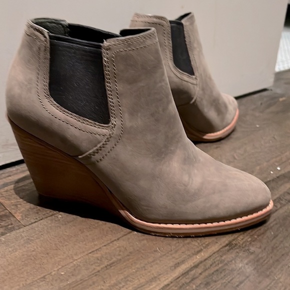 Cole Haan Balthasar Nubuck Bootie
In Greystone 5.5 - Picture 3 of 6